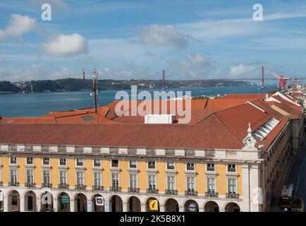 Praca de Commercio e il ponte 25 de Abril, Lisbona, Portogallo Foto Stock