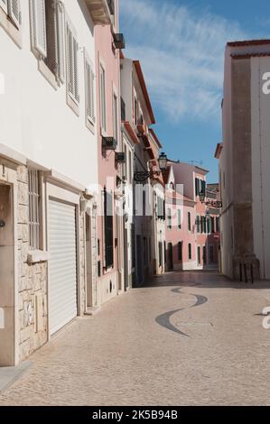 Strada stretta e acciottolata, Central Cascais, Portogallo Foto Stock