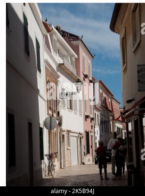 Strada stretta e acciottolata, Central Cascais, Portogallo Foto Stock