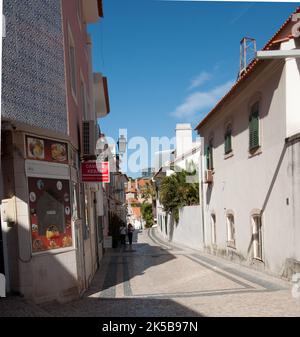 Strada stretta e acciottolata, Central Cascais, Portogallo Foto Stock