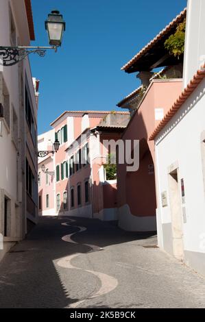 Strada stretta e acciottolata, Central Cascais, Portogallo Foto Stock