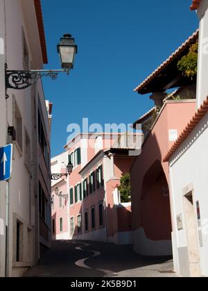 Strada stretta e acciottolata, Central Cascais, Portogallo Foto Stock