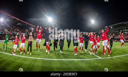 Silkeborg, Danimarca. 06th Ott 2022. I giocatori di Silkeborg IF festeggiano la vittoria con i tifosi dopo la partita della UEFA Europa Conference League tra Silkeborg IF e FCSB al JYSK Park di Silkeborg. (Photo Credit: Gonzales Photo/Alamy Live News Foto Stock