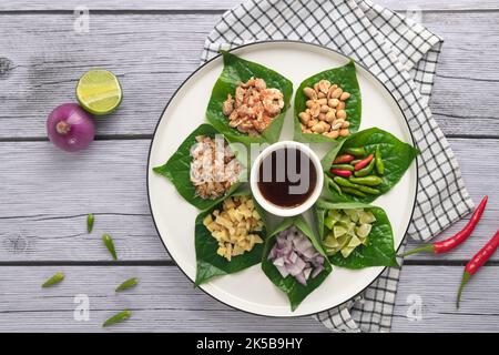 Miang kham - Un antipasto con foglie reali - e' un tradizionale spuntino del Sud Est Asiatico dalla Tailandia e dal Laos. Foto Stock