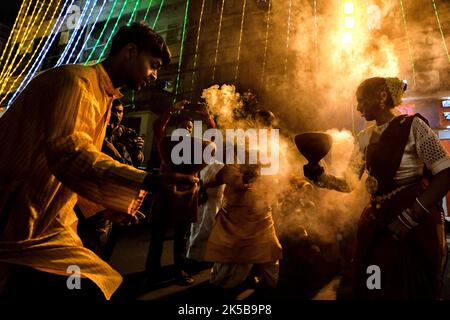 Kolkata, India. 06th Ott 2022. I devoti indù suonano dhunuchi in occasione dell'immersione di Durga Puja a Kolkata. Durga Puja, un festival annuale che segna la vittoria del bene sul male, viene celebrato dagli Indù in tutta l'India e all'estero. È un'occasione di grande entusiasmo e di festa per gli Indù. L'ultimo giorno, il giorno di Bhashan o Vijoya Dashami immagini e idoli sono immersi in acqua. Credit: SOPA Images Limited/Alamy Live News Foto Stock