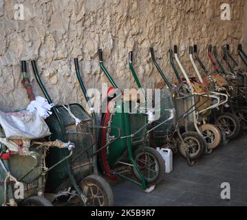 Sammlung von Schubkarren an einer Baustelle, Altstadt von Doha, Qatar, Katar Foto Stock