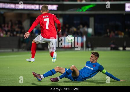 Silkeborg, Danimarca. 06th Ott 2022. Kasper Kusk (7) di Silkeborg IF e Octavian Popescu (10) di FCSB visto durante la partita della UEFA Europa Conference League tra Silkeborg IF e FCSB al JYSK Park di Silkeborg. (Photo Credit: Gonzales Photo/Alamy Live News Foto Stock