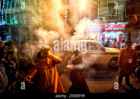 Kolkata, India. 06th Ott 2022. I devoti indù suonano dhunuchi in occasione dell'immersione di Durga Puja a Kolkata. Durga Puja, un festival annuale che segna la vittoria del bene sul male, viene celebrato dagli Indù in tutta l'India e all'estero. È un'occasione di grande entusiasmo e di festa per gli Indù. L'ultimo giorno, il giorno di Bhashan o Vijoya Dashami immagini e idoli sono immersi in acqua. Credit: SOPA Images Limited/Alamy Live News Foto Stock