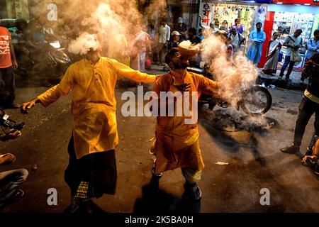 Kolkata, India. 06th Ott 2022. I devoti indù suonano dhunuchi in occasione dell'immersione di Durga Puja a Kolkata. Durga Puja, un festival annuale che segna la vittoria del bene sul male, viene celebrato dagli Indù in tutta l'India e all'estero. È un'occasione di grande entusiasmo e di festa per gli Indù. L'ultimo giorno, il giorno di Bhashan o Vijoya Dashami immagini e idoli sono immersi in acqua. Credit: SOPA Images Limited/Alamy Live News Foto Stock