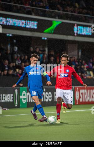 Silkeborg, Danimarca. 06th Ott 2022. Octavian Popescu (10) di FCSB e Robin Oestroem (3) di Silkeborg SE visto durante la partita della UEFA Europa Conference League tra Silkeborg IF e FCSB al JYSK Park di Silkeborg. (Photo Credit: Gonzales Photo/Alamy Live News Foto Stock