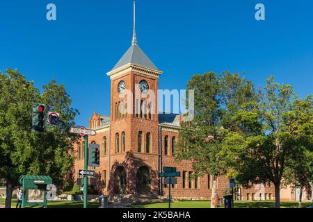 Flagstaff, Arizona USA - 1 settembre 2022: Edificio della corte superiore della contea di Coconino. Antico palazzo di giustizia in pietra rossa. Foto Stock