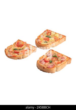 Pizza pane con gamberi, bastoncini di granchio, pomodori, formaggio in un vassoio di legno con salsa su fondo bianco isolato taglialine Foto Stock