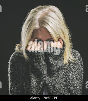 Paura, salute mentale e depressione oscura per le donne con ansia sociale, paura mentale o disturbo della personalità. Rottura nervosa, psicologia o triste Foto Stock