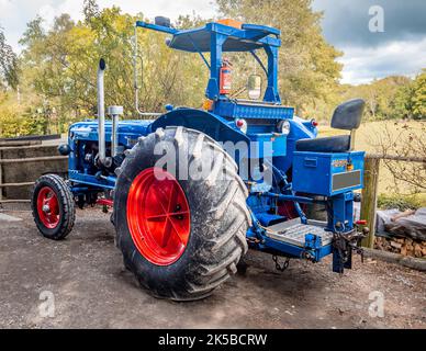 Un vecchio trattore Fordson Major Blue Foto Stock