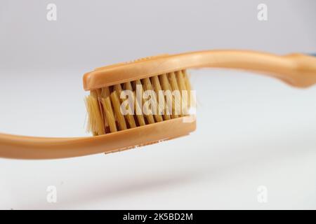 Due spazzolino da denti collegati l'uno sull'altro su sfondo bianco Foto Stock