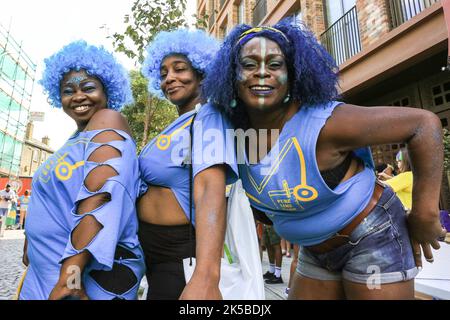 Un gruppo di donne si divertono in famiglia, Notting Hill Carnival, Londra Foto Stock