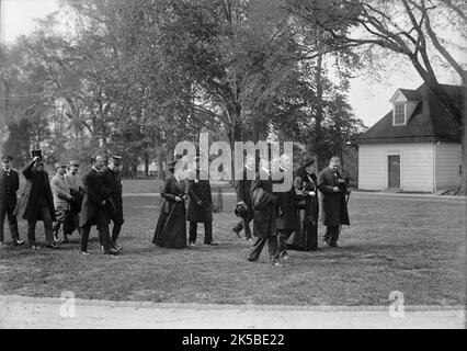 Commissione alleata agli Stati Uniti a Mount Vernon - in gruppi Stolling circa i terreni, persone più importanti solo: Joffre; Choceprat; Lansing; Viviani; Daniels, 1917. Visita a casa di George Washington da parte del British &amp; Commissioni della guerra francese per la prima guerra mondiale dignitari francesi generale Joseph Joffre; Paul Chocheprat della marina francese; René Viviani, ministro francese della giustizia; con il segretario della Marina Josephus Daniels. Foto Stock