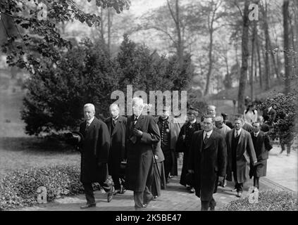 Commissione alleata agli Stati Uniti a Monte Vernon - in gruppi che passeggiando sui terreni, persone più importanti solo: Lansing; Viviani; Balfour; Joffre; Chocheprat, 1917. Visita alla casa di George Washington: Il diplomatico STATUNITENSE Robert Lansing, il ministro della giustizia francese René Viviani, il segretario degli esteri britannico Arthur Balfour, il generale Joseph Joffre, Paul Chocheprat della marina francese. Foto Stock