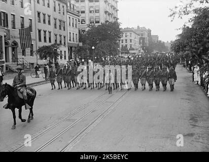 American University Training Camp - unità dal campo di formazione Marching attraverso la città, 1917. Foto Stock
