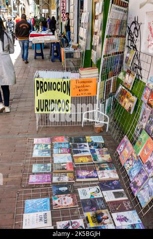 Bogota Colombia, Veracruz Calle 16 marciapiede venditore libri spagnolo lingua segno legge libri vendita, negozi business negozi negozi mercato Foto Stock