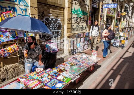 Bogota Colombia, Veracruz Calle 16 marciapiede display venditore libri testi pittorici illustrati libri per bambini in lingua spagnola ombrello ombra, negozio sto Foto Stock