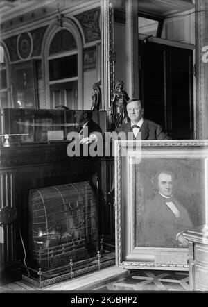 Segretari della Marina: Josephus Daniels con ritratto di George E. Badger, 1913. Badger fu Segretario della Marina nel 1841. Daniels ha tenuto il posto 1913-1921. Sulla mantelpiece c'è la spada di John Paul Jones. Foto Stock