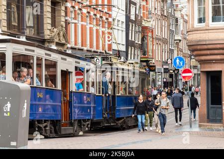 Tour storico con il vecchio tram della resistenza dalle 1929:00, attraverso il centro di Amsterdam. Foto Stock