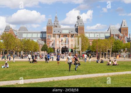 La gente del posto e i turisti potranno trascorrere una giornata di sole nella piazza dei musei della capitale olandese Amsterdam. Foto Stock