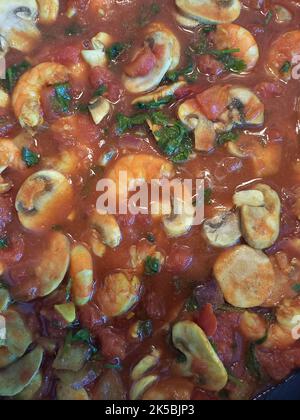 Gamberi e curry di funghi in salsa di pomodoro. Foto di Nikki Attree Foto Stock