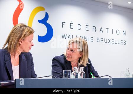 Federazione Vallonia - Bruxelles Ministro dell'Istruzione obbligatoria Caroline Desir e Federazione Vallonia - Bruxelles Ministro dell'Infanzia, della Cultura e dei Media Benedicte Linard ha illustrato venerdì 07 ottobre 2022 a Bruxelles, nel corso di una conferenza stampa sulla conclusione dei lavori di bilancio della Federazione Vallonia-Bruxelles. FOTO DI BELGA NICOLAS MAETERLINCK Foto Stock