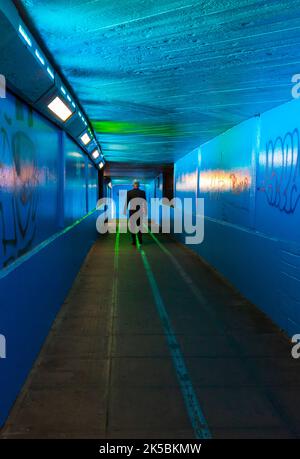 Camminando la linea - uomo che cammina attraverso una delle metropolitane del sottopassaggio intorno al BFI IMAX a Waterloo, Londra UK nel mese di settembre Foto Stock