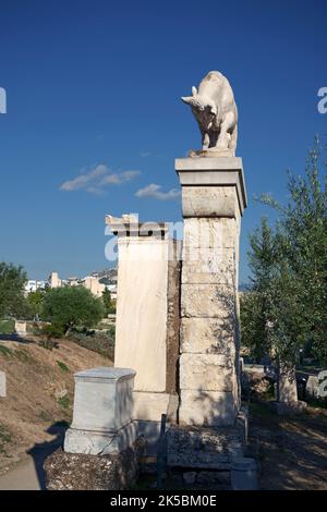 Statua di un toro sulla strada delle tombe nel sito archeologico di Kerameikos ad Atene, Grecia Foto Stock