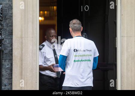 Londra, Inghilterra, Regno Unito. 7th Ott 2022. MICHAEL HARNett, la cui figlia Christie ha preso la vita in un ospedale per la salute mentale, ha consegnato una petizione al 10 Downing Street per chiedere un'indagine pubblica sui fallimenti del Tees Esk and Wear Valley NHS Foundation Trust (TEWV) che l'ha curata. Harnett ha ciclato a Downing Street da Newton Aycliffe, contea di Durham oltre 300 miglio prima di consegnare la petizione. (Credit Image: © Tayfun Salci/ZUMA Press Wire) Foto Stock