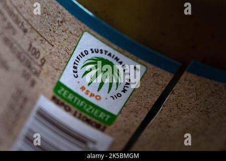 Brema, Germania. 28th Set, 2022. L'etichetta Certified Sustainable Palm Oil RSPO è riportata sulla confezione degli alimenti. Credit: Sina Schuldt/dpa/Alamy Live News Foto Stock