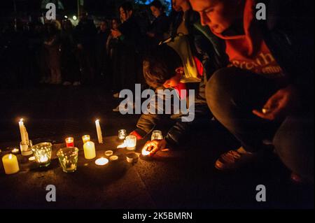 Utrecht, Paesi Bassi. 06th Ott 2022. La gente ha visto le candele di illuminazione. Nel centro della città di Utrecht, un gruppo di giovani iraniani insieme ad amici olandesi ha organizzato una veglia per commemorare tutte quelle donne coraggiose, combattenti per la libertà e vittime dei crimini sistematici e della violenza dell'attuale regime iraniano, e per chiedere giustizia in Iran. La morte di Mahsa Amini, 22 anni, dopo essere stata detenuta dalla polizia morale iraniana, ha scatenato proteste senza precedenti in tutto il paese. Credit: SOPA Images Limited/Alamy Live News Foto Stock