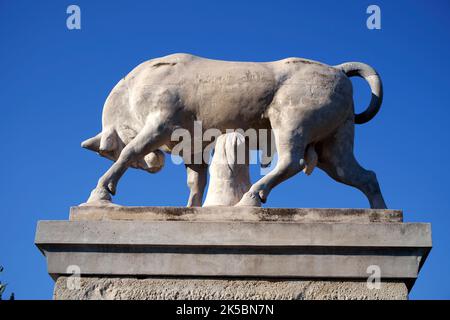 Statua di un toro sulla strada delle tombe nel sito archeologico di Kerameikos ad Atene, Grecia Foto Stock