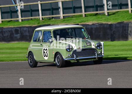 Tom Blomqvist, William Medcalf, Austin Mini Cooper S, St Mary’s Trophy Race, due sessioni di qualificazione seguite da due gare di 25 minuti, vincitrice Foto Stock