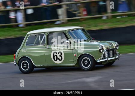 Tom Blomqvist, William Medcalf, Austin Mini Cooper S, St Mary’s Trophy Race, due sessioni di qualificazione seguite da due gare di 25 minuti, vincitrice Foto Stock