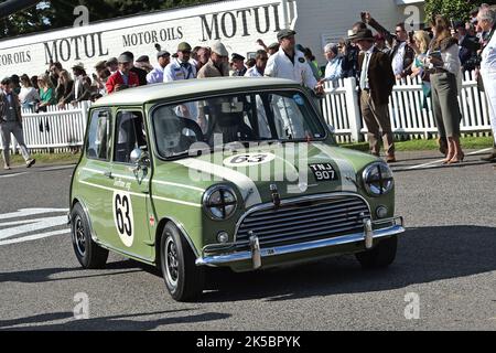 Tom Blomqvist, William Medcalf, Austin Mini Cooper S, St Mary’s Trophy Race, due sessioni di qualificazione seguite da due gare di 25 minuti, vincitrice Foto Stock