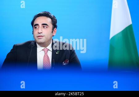 Berlino, Germania. 07th Ott 2022. Bilawal Bhutto Zardari, ministro degli Esteri pakistano, interviene durante una conferenza stampa dopo il suo incontro con il ministro degli Esteri Bajerbock presso l'Ufficio federale degli Esteri. Credit: Bernd von Jutrczenka/dpa/Alamy Live News Foto Stock