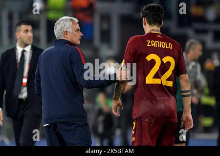 Jose Mourinho allenatore di AS Roma e Nicolo Zaniolo durante l'Europa League Group C partita di calcio tra AS Roma e Real Betis Balompie a Olimpico Foto Stock