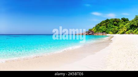 Panorama di bella spiaggia e cielo blu nelle isole Similan vicino a Phuket, Thailandia. Vacanza sfondo vacanze estive. Vista panoramica di bella tropica Foto Stock