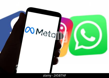 In questa foto illustrazione il logo di Meta, la società madre per i social network Instagram, Facebook e WhatsApp è visto sullo schermo del telefono cellulare. Foto Stock