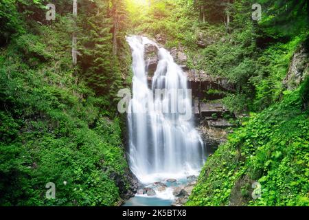 Cascata sulle rocce di montagna. Una cascata di montagna scorre sopra le rocce. Vista delle cascate della foresta pluviale. Foto Stock