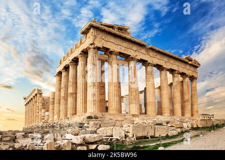 Tempio del Partenone su un sinset. Acropoli di Atene, Grecia. Il Partenone è un tempio sull'Acropoli ateniese in Grecia, dedicato alla dea Ath Foto Stock