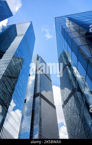 Moderne silhouette di vetro di grattacieli in città. Vista dal basso dei grattacieli moderni nel quartiere degli affari. Foto Stock