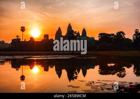 Angor Wat tempio all'alba a Siem Reap, Cambogia. Antico tempio Angkor Wat a Siem Reap, Cambogia silhouette all'alba con riflessione. Foto Stock