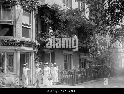 Cameron House, in seguito parte del Cosmos Club - suffragio femminile, 1915. [Cameron House a Washington, DC, gli uffici del Congressional Union for Woman Suffrage. Le donne negli Stati Uniti hanno ottenuto il diritto legale di voto nel 1920, con l'approvazione dell'emendamento del 19th]. Foto Stock