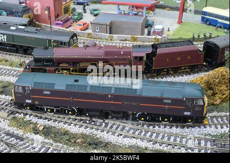 Principessa Elisabetta e principe Enrico modella locomotive. Foto Stock