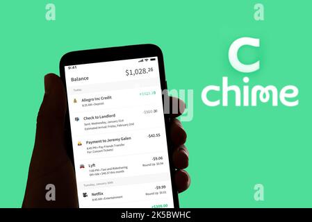 Spagna. 04th Nov 2021. In questa foto, il logo dell'app Chime per pagamenti e operazioni bancarie online viene visualizzato sullo schermo di un telefono cellulare e sullo sfondo. (Foto di Davide Bonaldo/SOPA Images/Sipa USA) Credit: Sipa USA/Alamy Live News Foto Stock